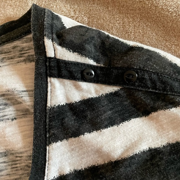 Striped Black and White Women's Top Plus Size 22/24W - Picture 4 of 7